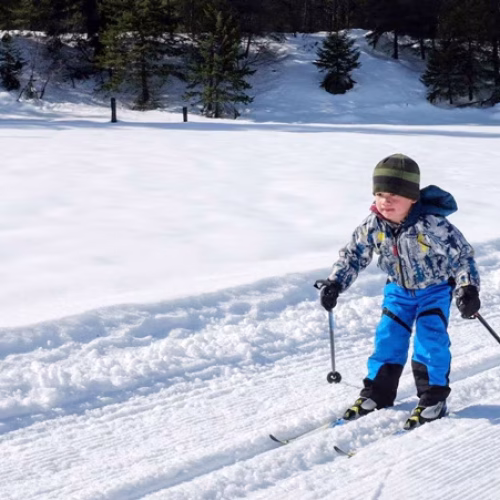 kids_skiing_on_their_own